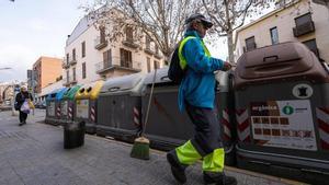 Un trabajador de limpieza viaria de Mataró, durante su jornada de trabajo