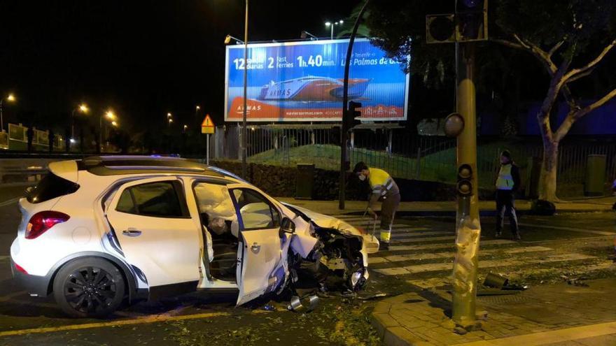 El vehículo quedó destrozado por el frontal.