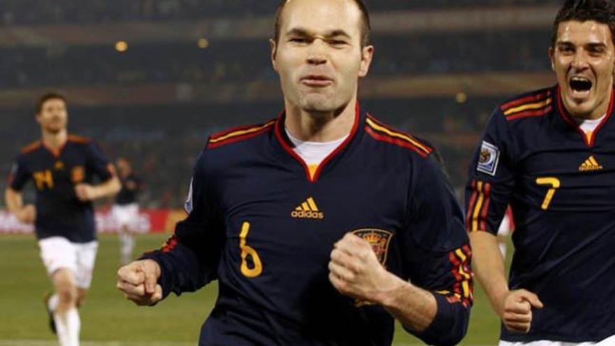 Iniesta celebra el gol logrado ante Chile.