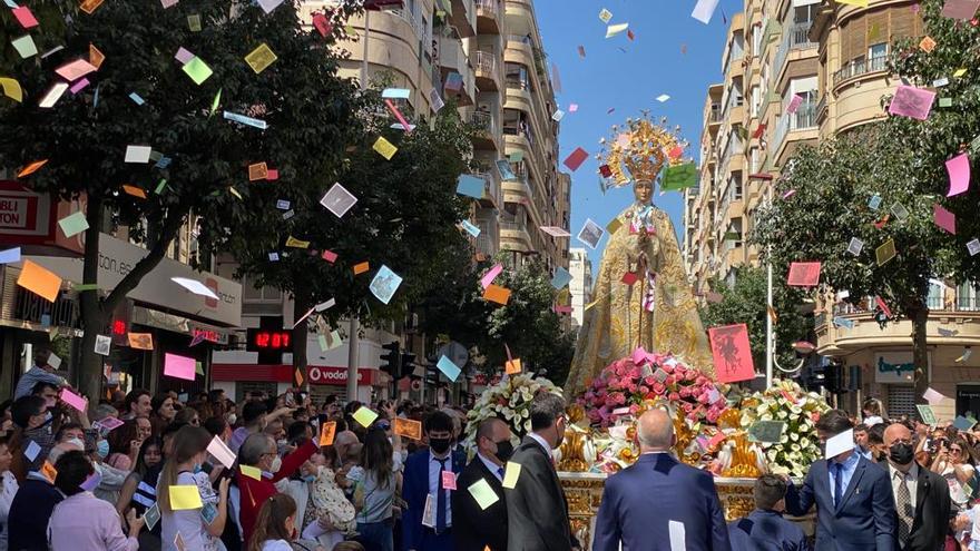 Las calles de Elche se inundan de aleluyas en honor a la patrona, la Virgen de la Asunción durante el Domingo de Resurrección