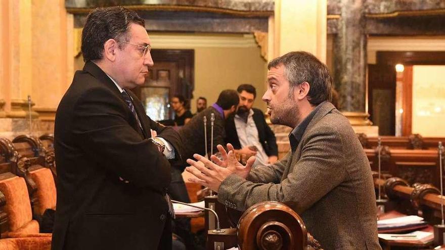 José Manuel Dapena y Xulio Ferreiro conversan en el receso del pleno tras la presentación de la enmienda.