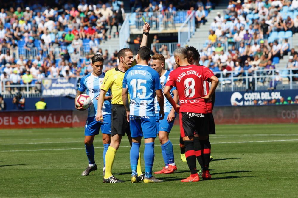 Un tanto de Leo Suárez a cinco minutos del final le da la victoria y los tres puntos al RCD Mallorca en su visita a La Rosaleda, en un duelo de aspirantes al ascenso a Primera División que comenzaban la jornada empatados a puntos.