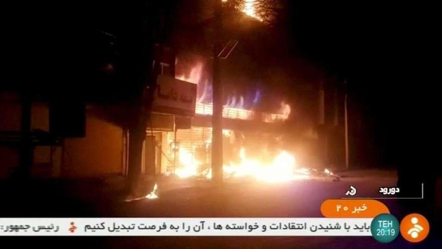 Imagen de un edificio en llamas en la localidad iraní de Dorud, tomada de la televisión pública de Irán.