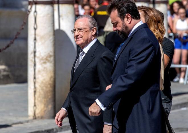 El presidente del Real Madrid, Florentino Pérez (i), a su llegada a la Catedral de Sevilla para asistir este sábado a la boda de la presentadora Pilar Rubio y el futbolista Sergio Ramos.