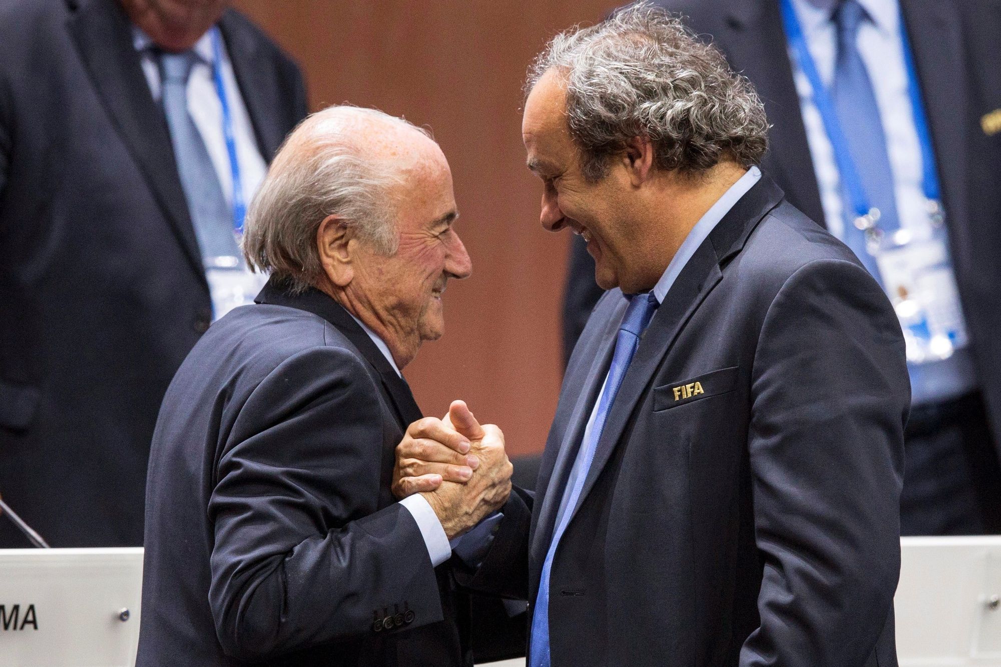 Michel Plattini y Sepp Blatter estrechando brazos cuando ambos eran presidentes de la FIFA y UEFA
