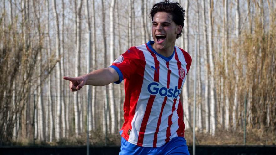 Carles Garrido celebra un dels sis gols que va fer abans-d’ahir al Vilafranca a Riudarenes.  | NURI MARGUÍ/GIRONA FC