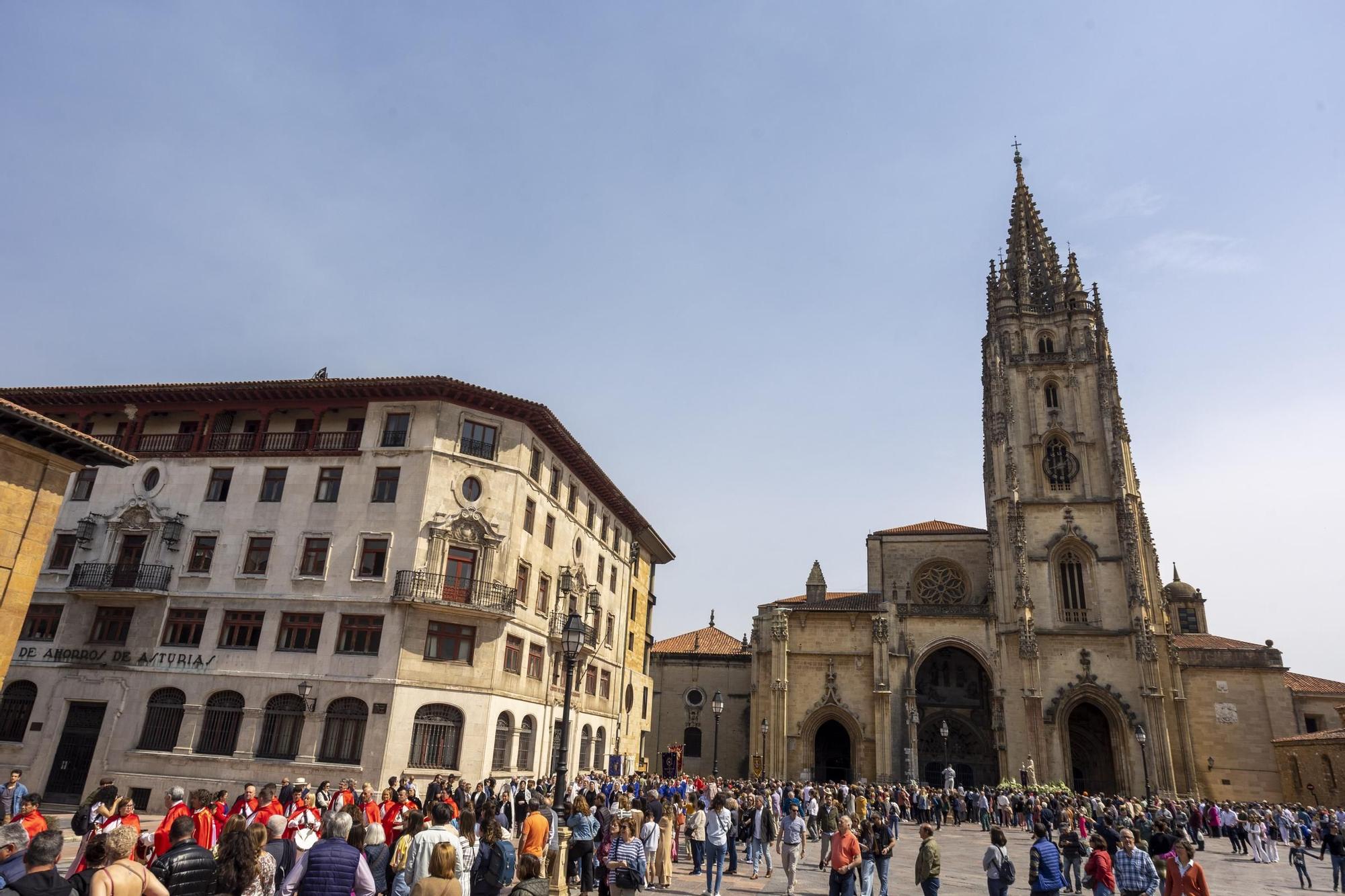 Oviedo despide a lo grande la Semana Santa: mira las fotos de la procesión del Resucitado