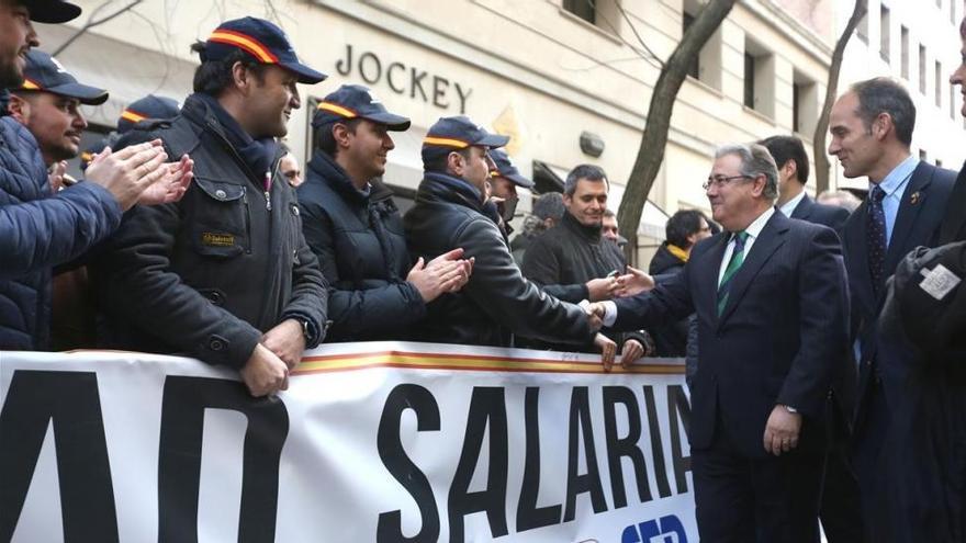 Zoido rubrica el acuerdo de equiparación salarial con Policía y Guardia Civil