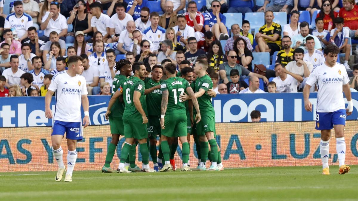 Los jugadores del Elche celebran el gol de Gaspar.