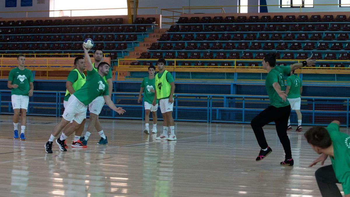 Entrenamiento del BM Zamora Enamora, en el Ángel Nieto. | Ana Burrieza