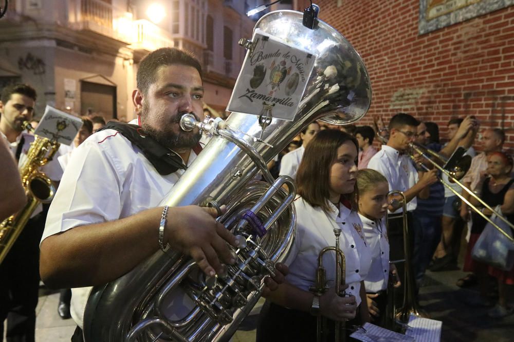 La imagen del Señor es trasladada en unas andas acompañado de la Banda de Zamarrilla, de cara a la procesión extraordinaria de este sábado