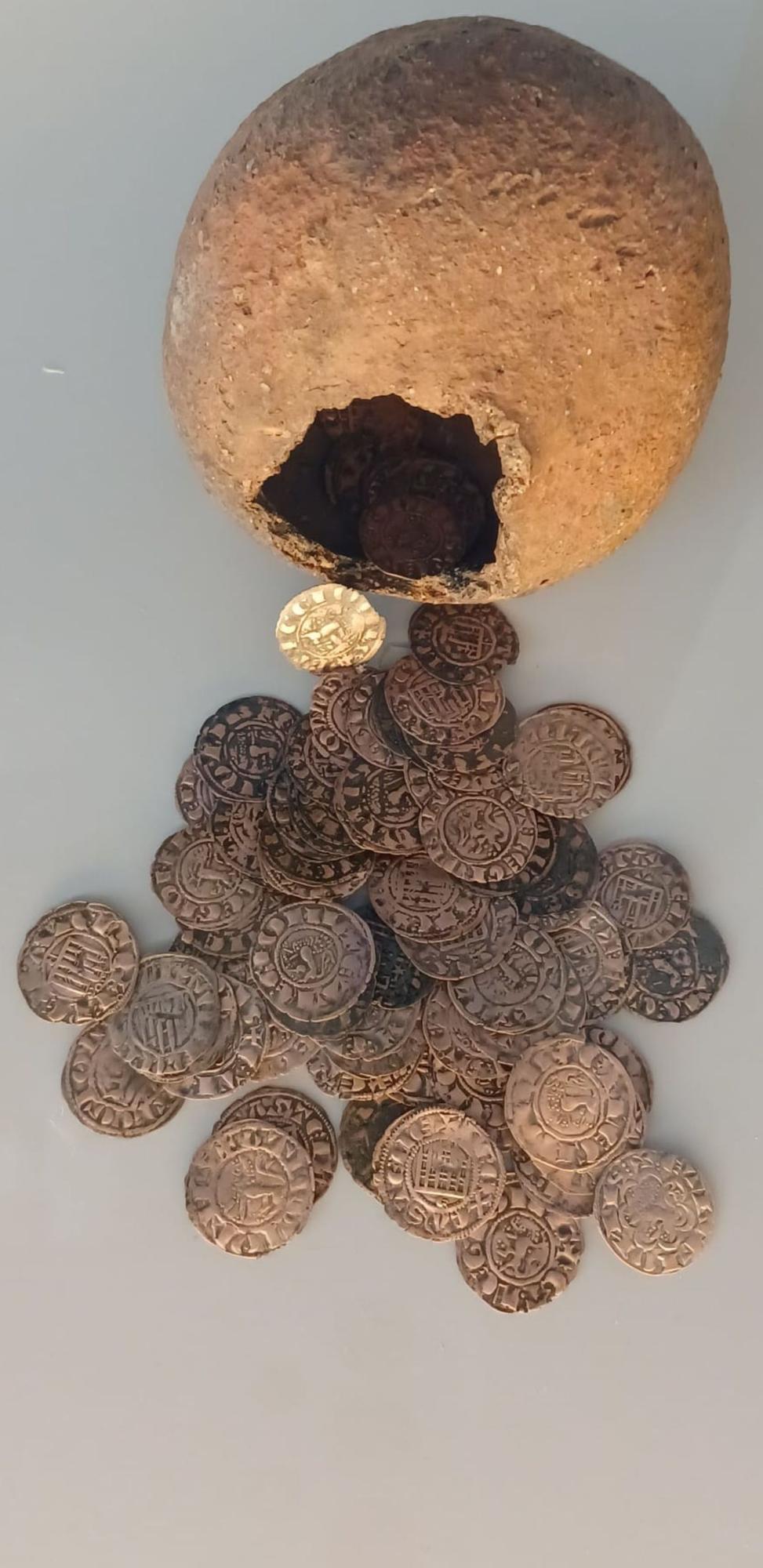 La hucha y las  monedas, tal y como están expuestas en el Museo Arqueológico de Asturias. |  P. T.