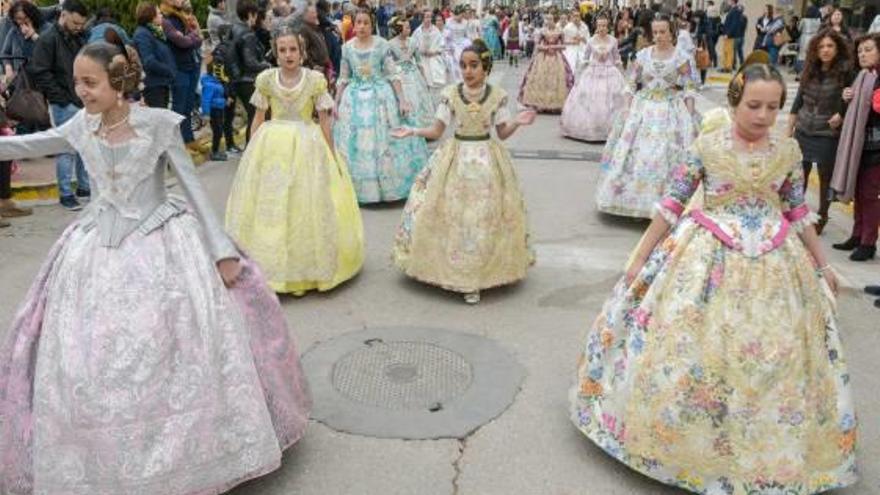 La gente salió de sus casas para disfrutar de las fallas.