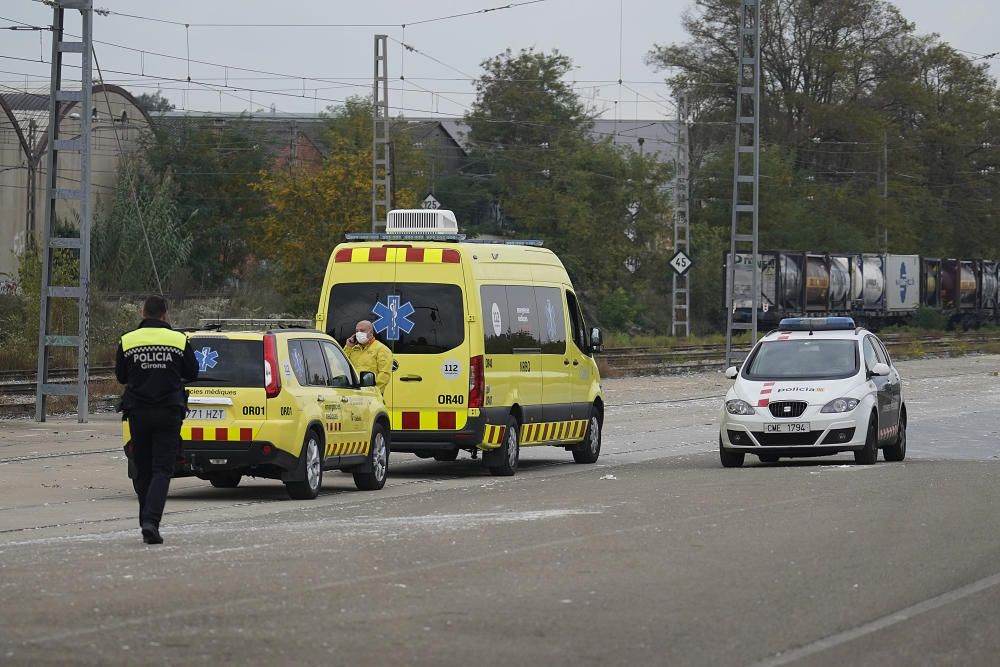 Els efectius d''emergències desplaçats a l''estació de mercaderies per la fuita en un tren de mercaderies