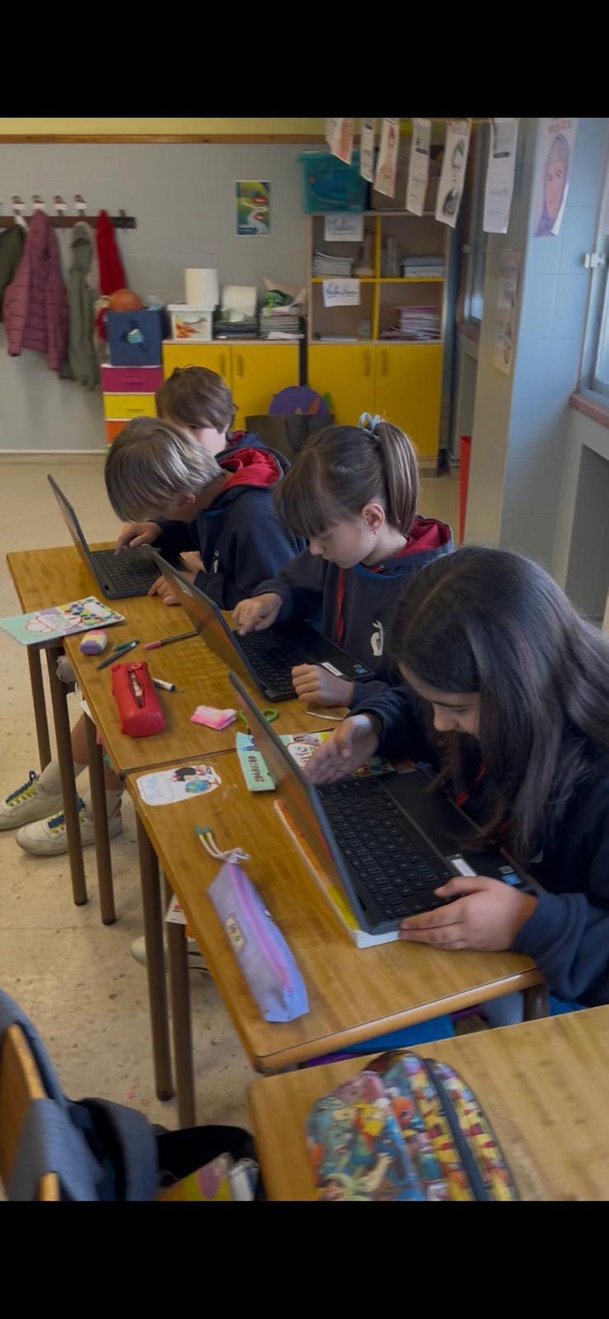 Alumnado trabajando en el periódico escolar.
