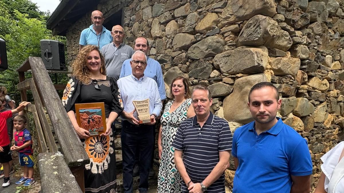 Desde arriba, Luismi Bermúdez, Pablo García y Manuel Fernández, miembros de la asociación; los galardonados, Beatriz López y Ramiro Lomba; Montse Fernández; Marcelino Marcos, y el edil Raúl Fernández.