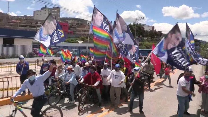Una multitud acompaña al candidato indígena en su cierre campaña electoral en Quito