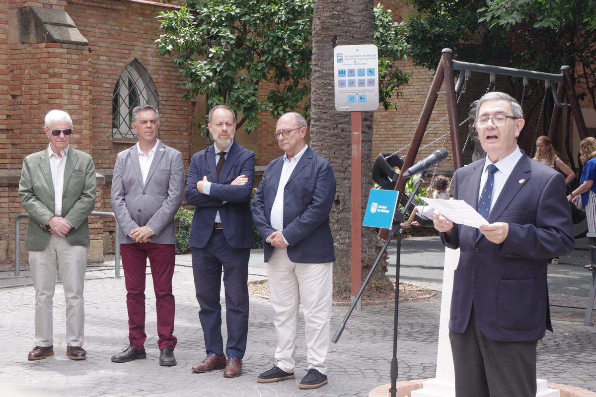 El Ayuntamiento instala un monumento en los jardines del Hospital Noble en reconocimiento al pintor Félix Revello de Toro