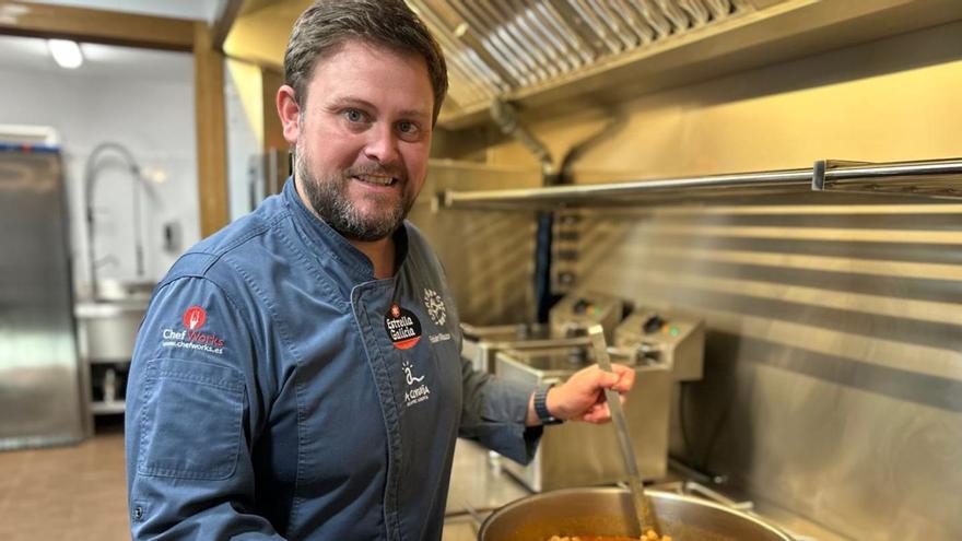 O chef Fabián Mouzo, na cociña do seu novo hotel-restaurante, O Camiño Fala en Mazaricos. | Cedida