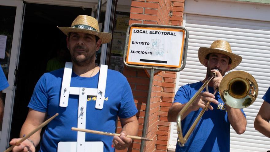 La charanga La Movida recibía a los votantes a las puertas del colegio de Moraleja. | Ana Burrieza