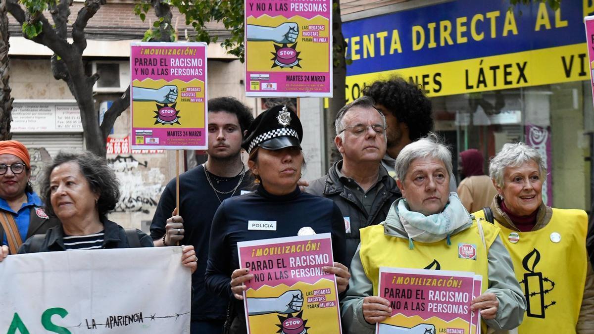 Decenas de personas se concentran en Murcia contra el racismo en el Día Internacional