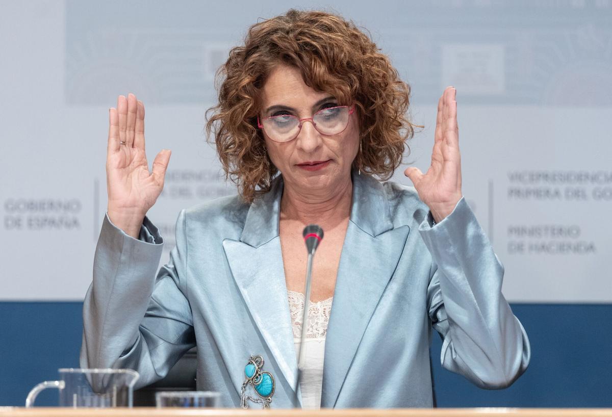 La vicepresidenta primera y ministra de Hacienda, María Jesús Montero, durante su comparecencia este lunes para anunciar la propuesta sobre la quita de la deuda.