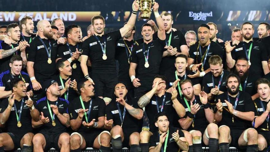 Richi McCaw y Dan Carter levantan el trofeo tras vencer a Australia. // Reuters