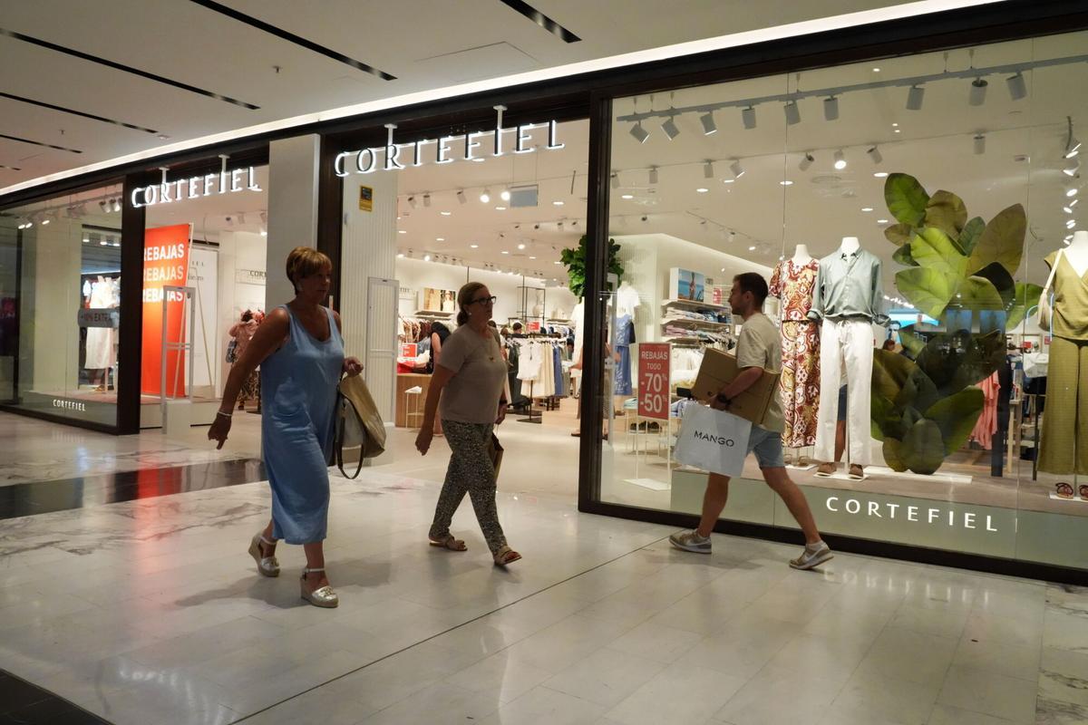 CASTELLON. CC SALERA. APERTURA DE LA TIENDA DE ROPA CARTEFIEL.