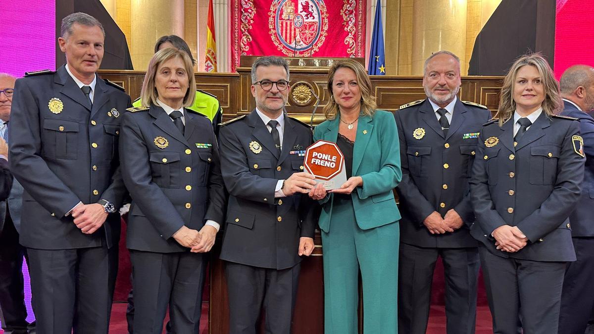 Carrasco, este viernes, junto a los representantes de la Policía Local de Castelló al recoger el premio.