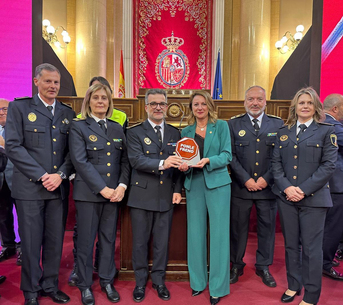 Carrasco, este viernes, junto a los representantes de la Policía Local de Castelló al recoger el premio.
