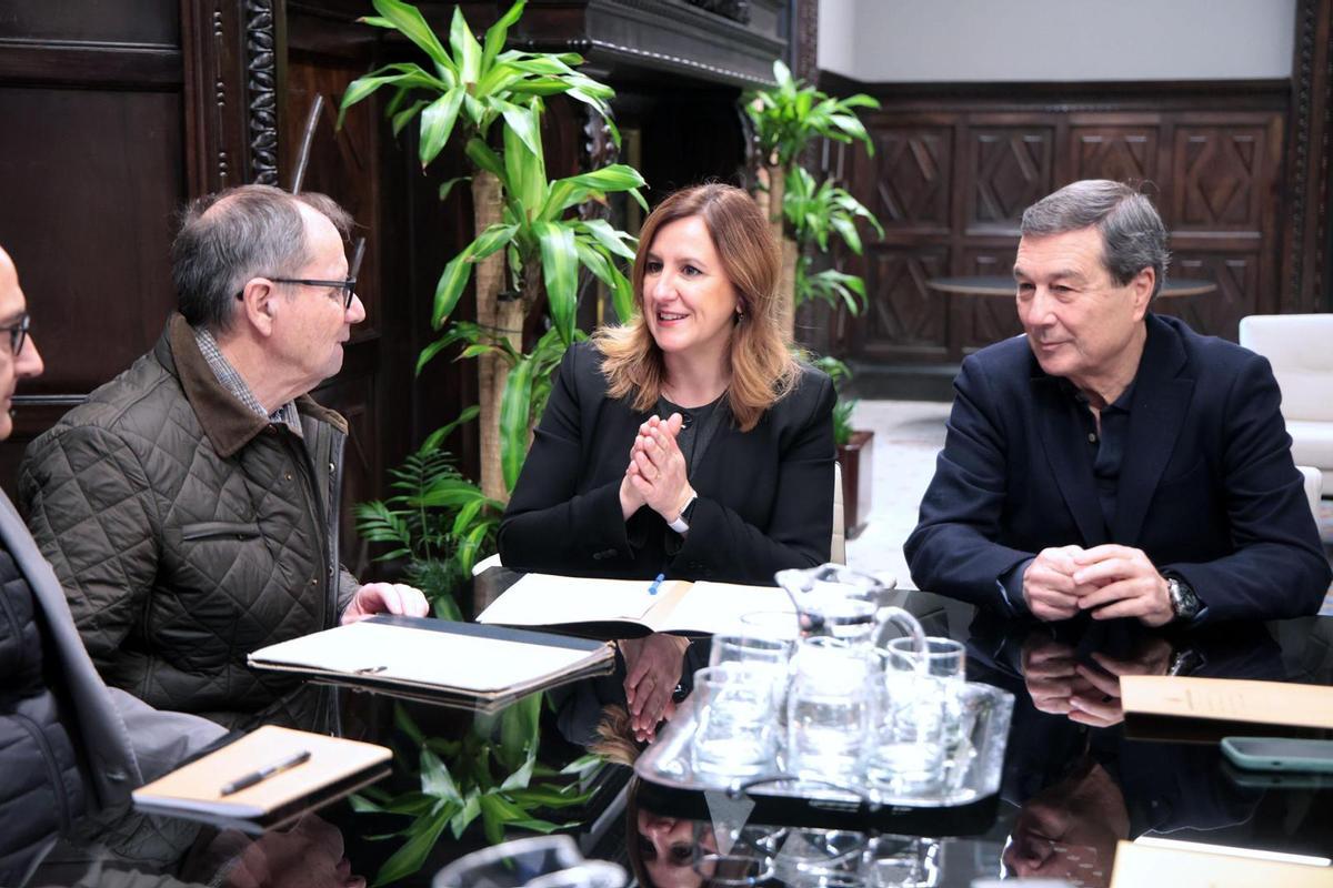 La alcaldesa, el conseller de Sanitat y el presidente de la asociación de vecinos de Penya-roja en la reunión.