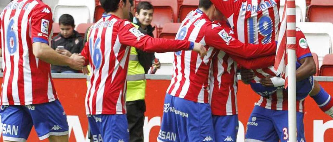 Los jugadores rojiblancos celebran con Carmona su gol ante el Mirandés.