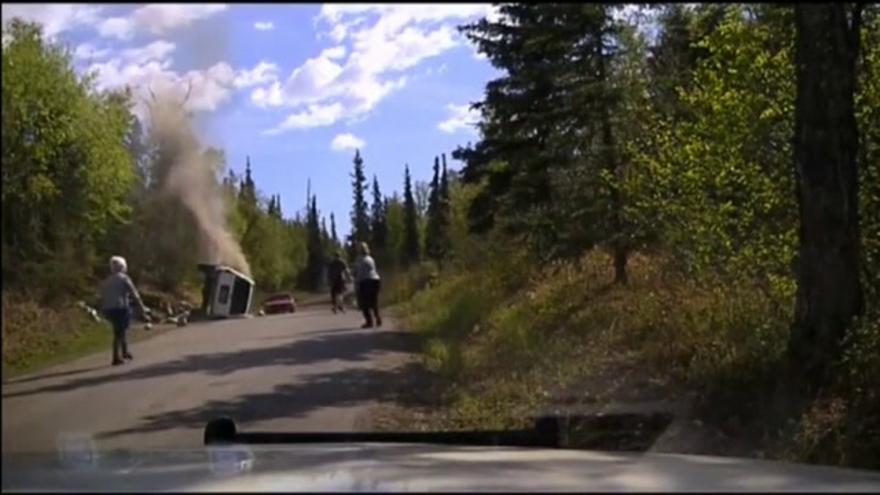 VÍDEO / Rescatan a un conductor atrapado en un coche ardiendo en Alaska