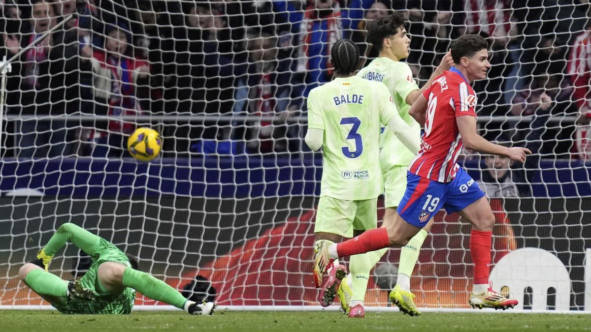Julián Álvarez festeja el gol que le marcó al Barça, el 1-0 del Atlético en el Metropolitano.