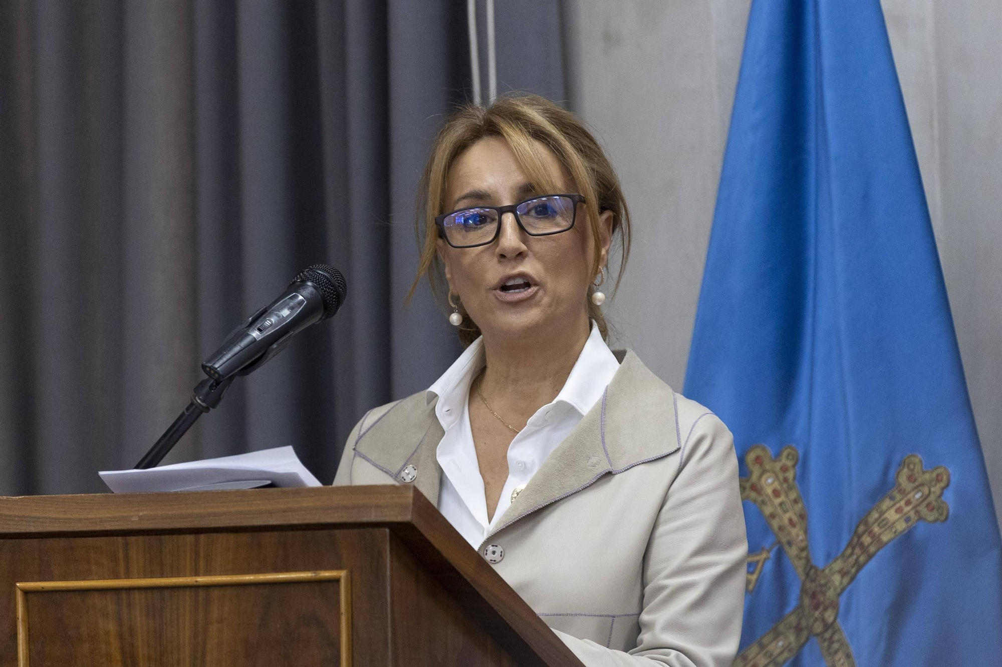 En imágenes: Obdulia Fernández recoge la Medalla de Oro de la Cámara de Oviedo