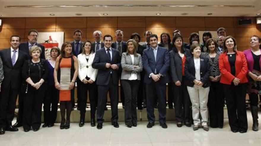 La Ministra, en el centro de la foto, junto a miembros de su equipo y consejeros de Bienestar Social. La asturiana, en segunda fila, sexta por la izquierda.