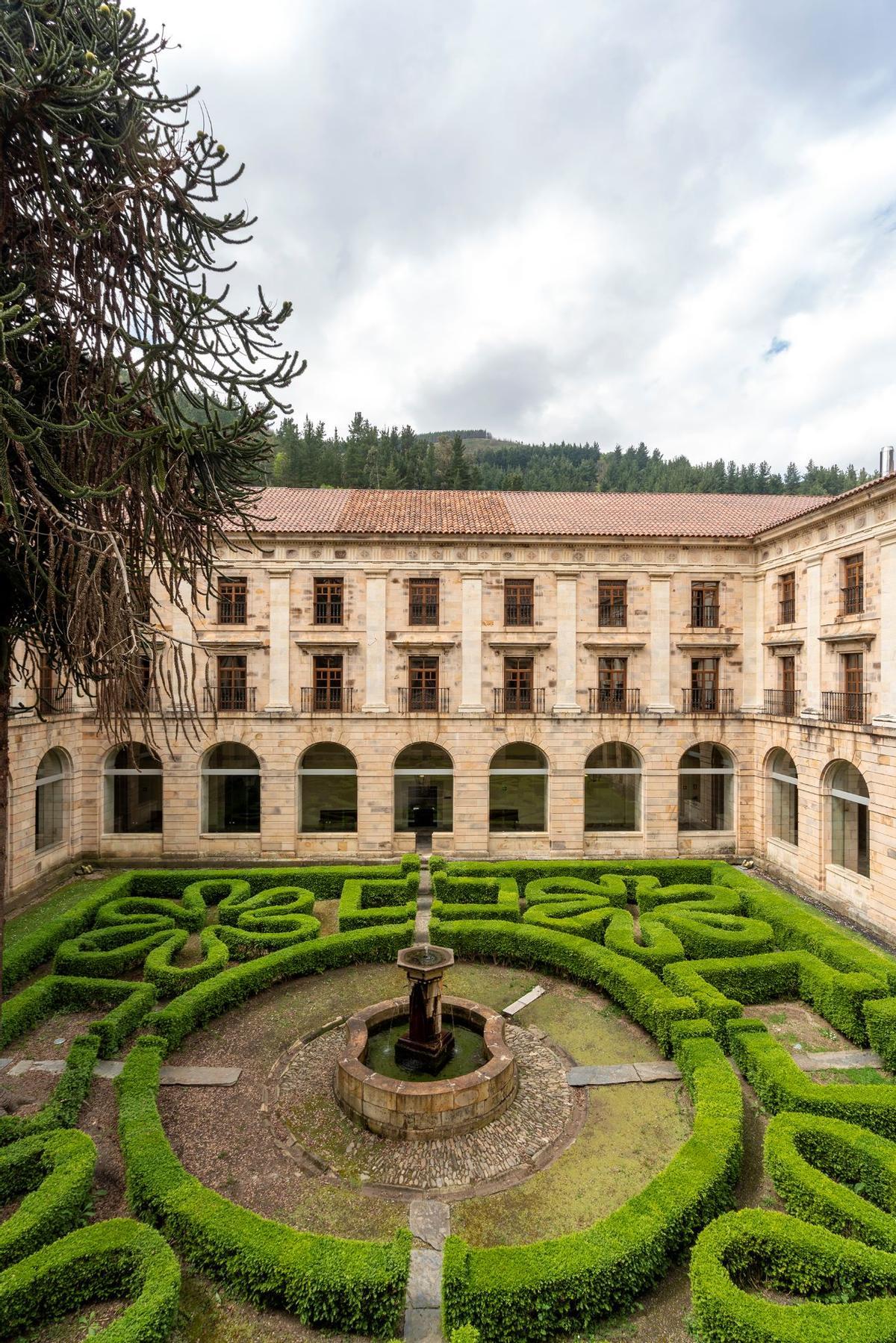 El claustro del Parador de Corias
