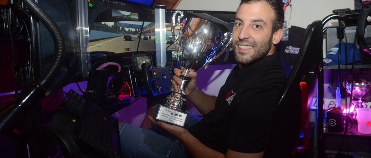 Pablo López con el trofeo logrado en Inglaterra ya en su casa de Cambados.  | // NOÉ PARGA