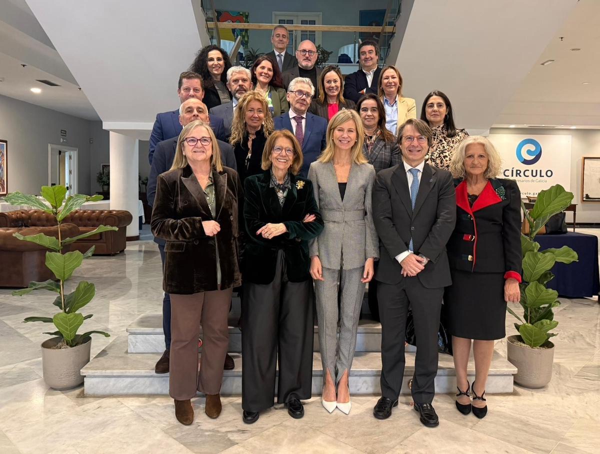 Foto de familia con Rodríguez, el conselleiro Corgos, Borrás y otros empresarios del Círculo.