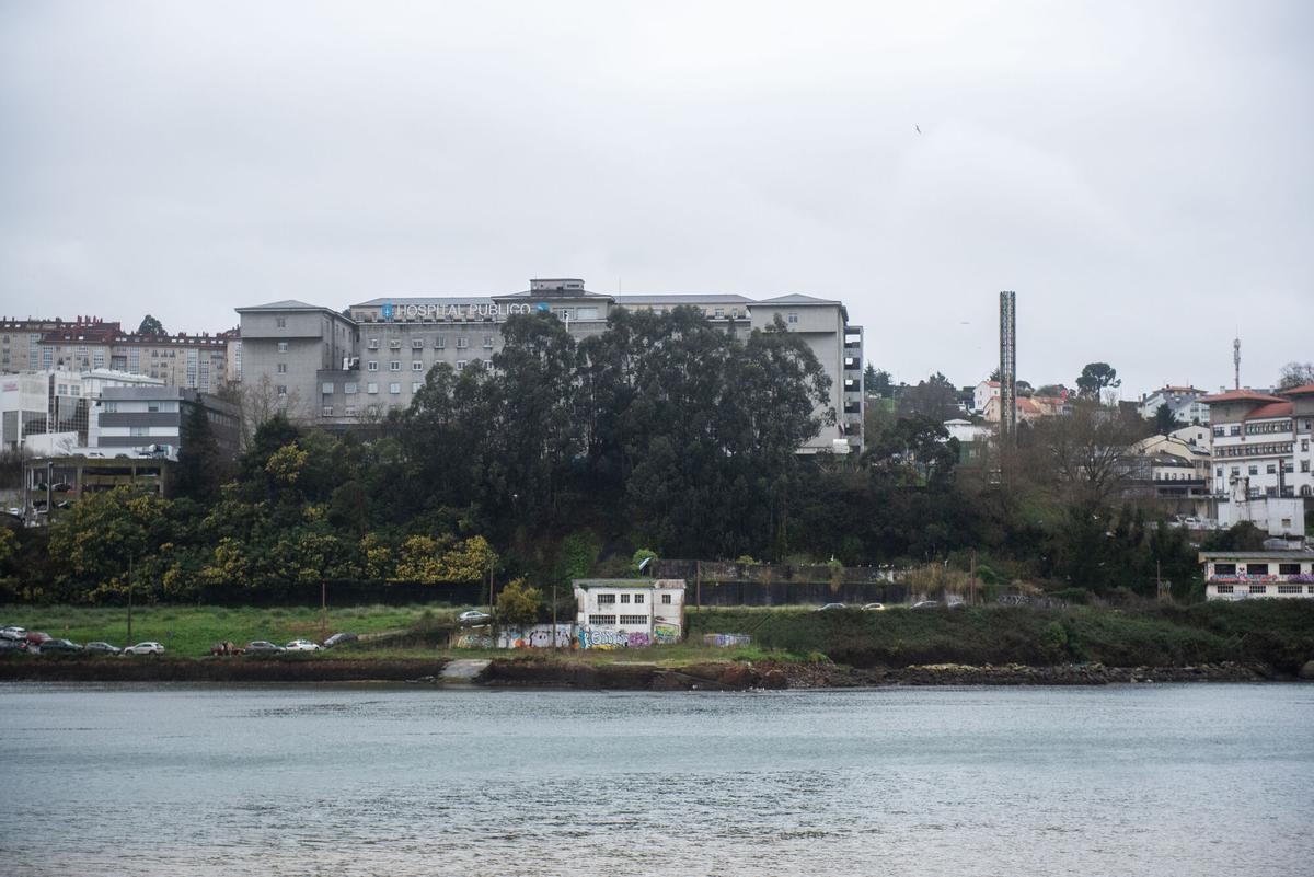 Parcelas entre la ría y el hospital Materno, donde se situarían los 91 pisos previstos.