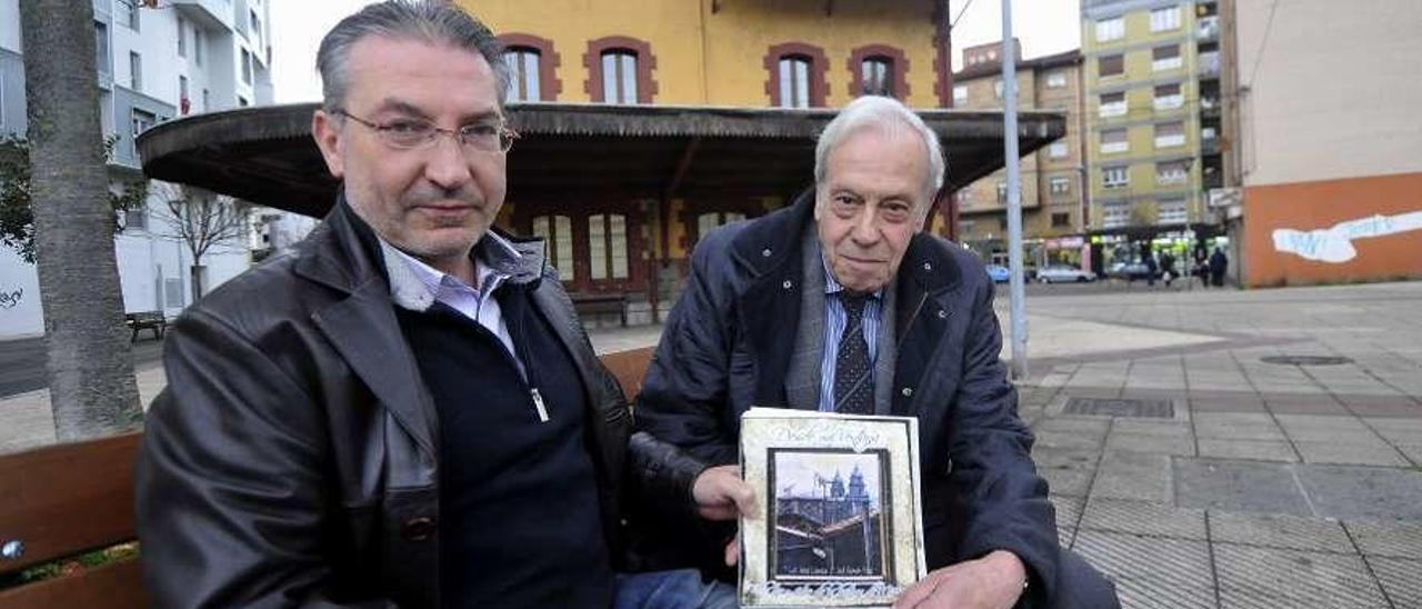 José Ramón Viejo y Luis Jesús Llaneza con el libro &quot;Desde mi ventana&quot;.