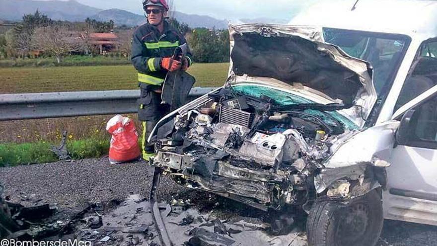 Bombers de Mallorca intervienen, ayer, junto a los coches siniestrados.