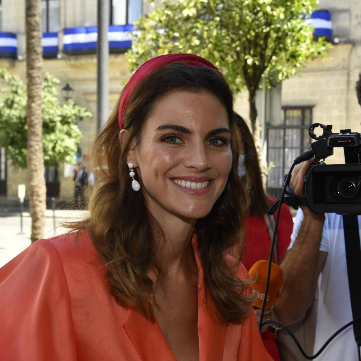 Amaia Salamanca, la perfecta invitada de naranja y rojo
