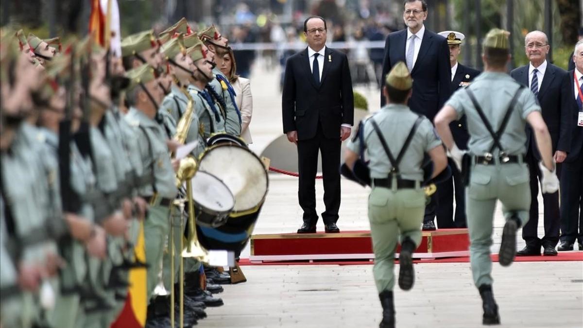 La Legión desfila ante Rajoy y Hollande, en la apertura de la cumbre hispano-francesa de Málaga, este lunes.