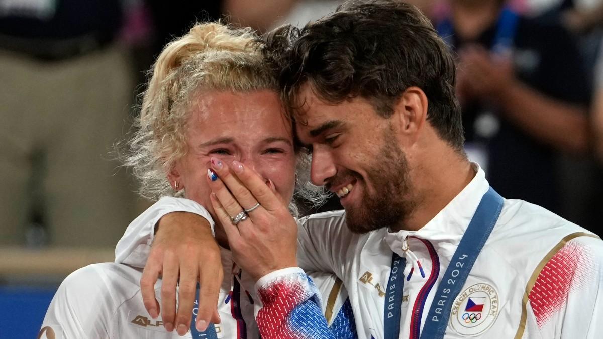 Machac y Siniakova, celebrando su oro