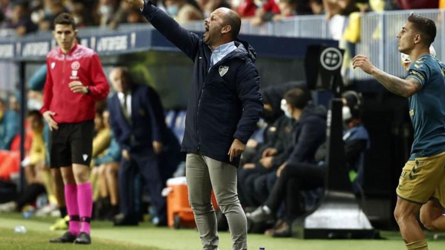 José Alberto López, entrenador del Málaga CF, durante el encuentro de este sábado en La Rosaleda