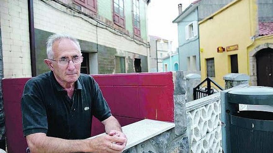 Luis Álvarez, en la terraza de su casa, en la parte avilesina de San Juan de Nieva.