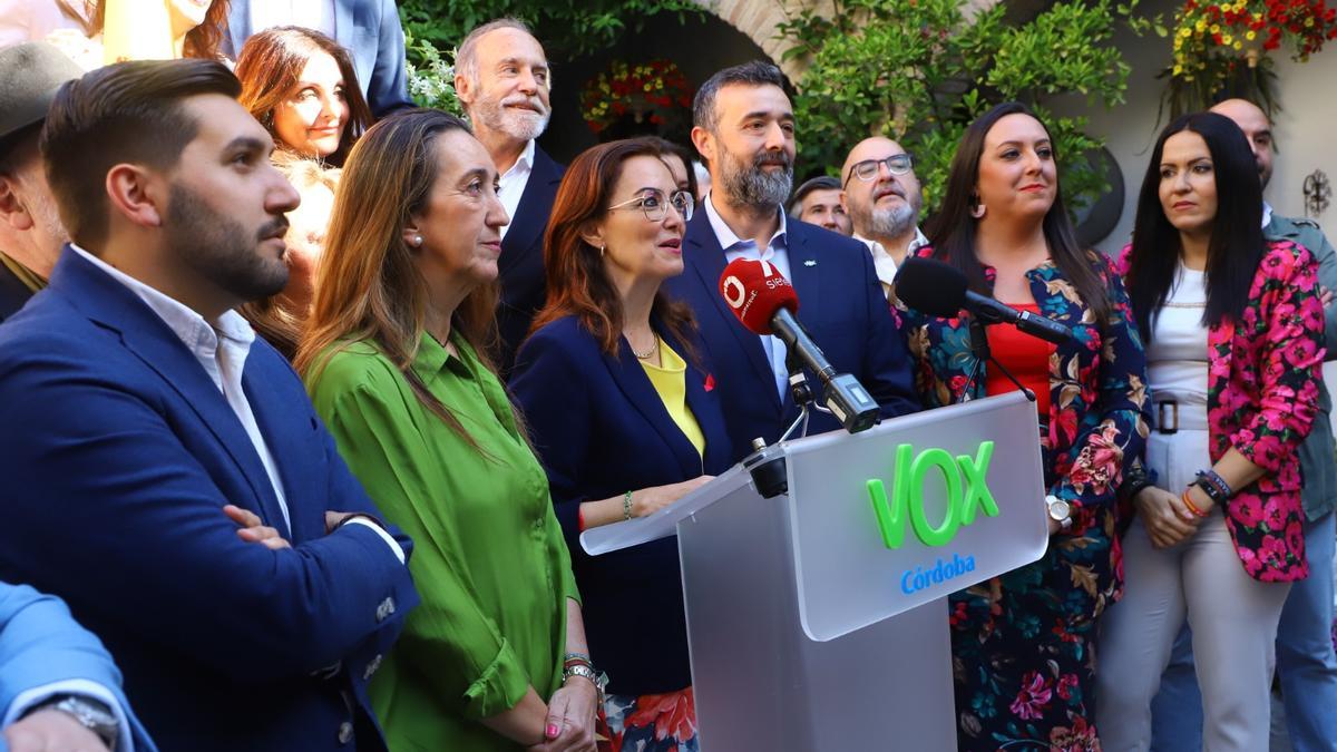 Yolanda Almagro, número uno de la candidatura de Vox Córdoba, habla desde el atril rodeada de sus compañeros de candidatura en la presentación de la lista.