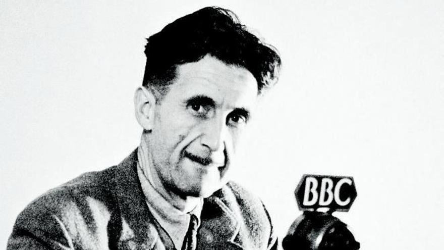 George Orwell en 1943, ante un micrófono de la BBC.