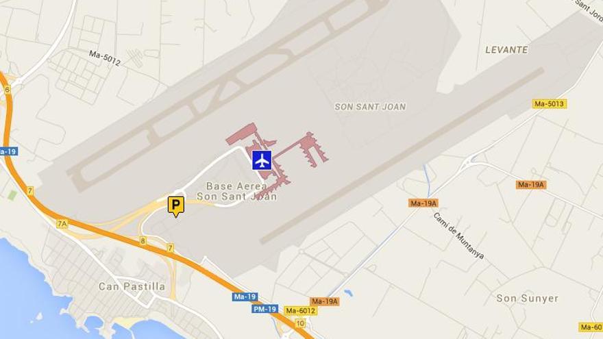 Der Langzeitparkplatz liegt direkt am Flughafen.